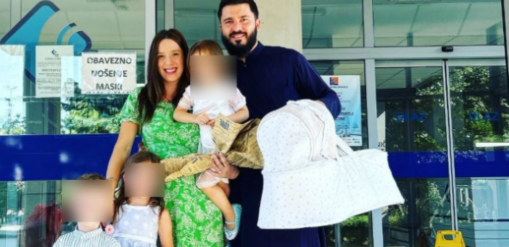 DANICA CRNOGORČEVIĆ NAPUSTILA PORODILIŠTE Suprug sveštenik i deca došli po nju
