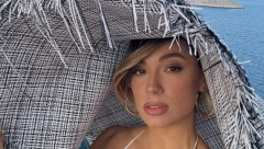 NAŠOJ PEVAČICI GRUDI ISPALE IZ BIKINIJA! Šok izdanje, ovo od nje niko nije očekivao, pokazala intimu i atribute!