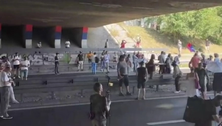 BLOKIRAJU BEOGRAD IZ HLADOVINE Zauzeli saobraćajnice i teraju građane da se kuvaju, a oni protestuju iz senke!