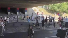 BLOKIRAJU BEOGRAD IZ HLADOVINE Zauzeli saobraćajnice i teraju građane da se kuvaju, a oni protestuju iz senke!