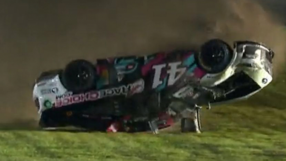 IZBEGNUTA TRAGEDIJA NA NASCAR TRCI Automobil se prevrnuo 10 puta, vozač završio u bolnici (VIDEO)