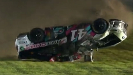 IZBEGNUTA TRAGEDIJA NA NASCAR TRCI Automobil se prevrnuo 10 puta, vozač završio u bolnici (VIDEO)