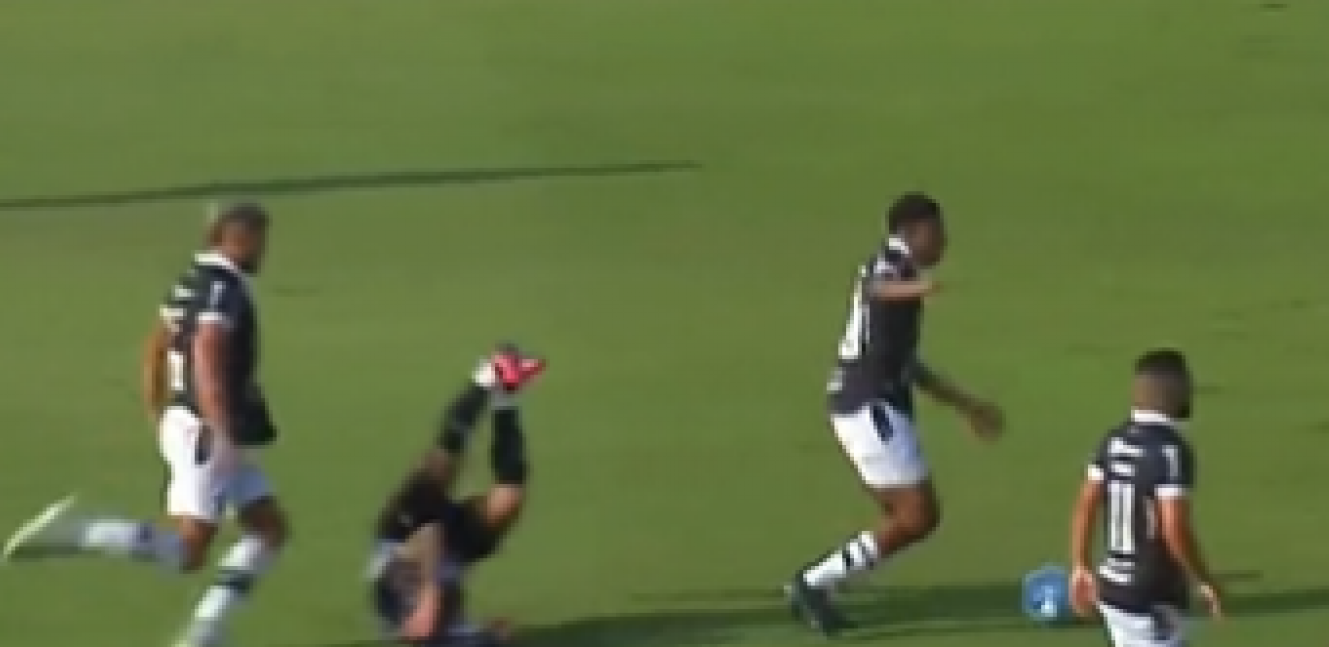 UŽASNE SCENE U BRAZILU Fudbaler šutnuo protivničkog igrača u glavu, pa nastao haos na terenu (VIDEO)