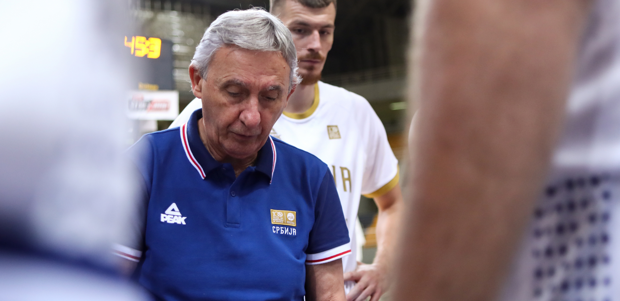 SKANDAL POSLE TRENINGA Dok je Pešić davao izjavu, Kanađni hteli da izbace sve iz sale