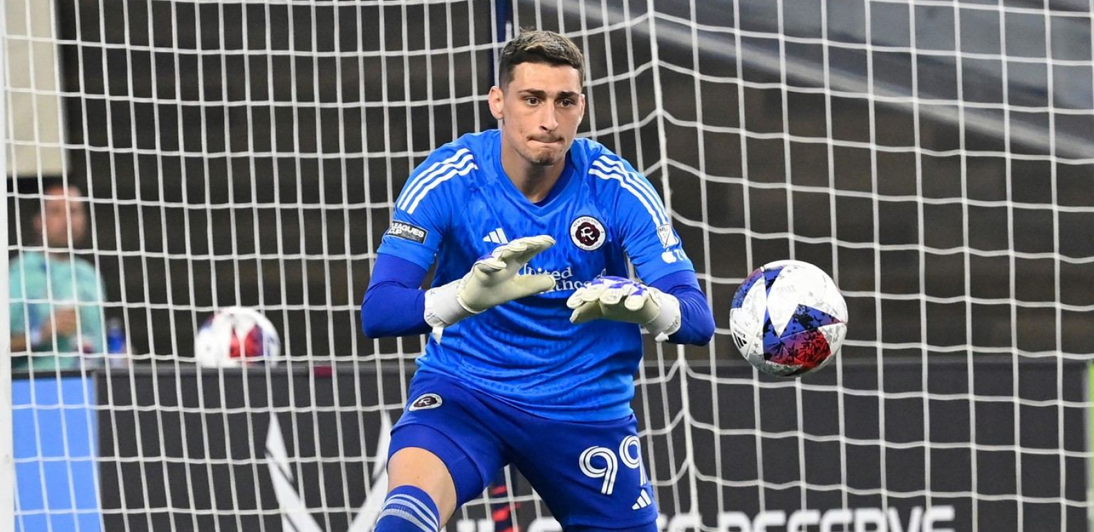 SAN U PLAVOM Naš najskuplji golman u klubu koji voli Srbe, led probio čudesni Pera