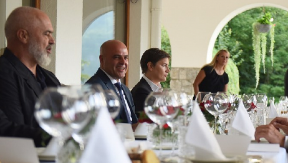 OGLASILA SE PREMIJERKA SRBIJE Brnabić na večeri slovenačkog premijera uoči početka Strateškog foruma na Bledu (FOTO)