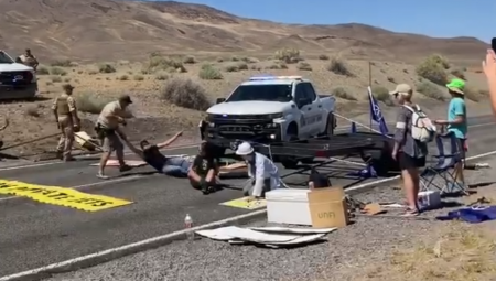 POLICIJA BRUTALNO RAZBUCALA AKTIVISTE! U Nevadi pokušali da blokiraju put, pa završili u lisicama (VIDEO)