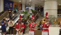 ONI PRAVE SJAJNU ATMOSFERU Ovaj orkestar ispratio je navijače i košarkaše Srbije (VIDEO)