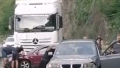 PRVI SNIMCI STRAŠNE NESREĆE KOD UŽICA Na putu je haos, ima policije (VIDEO)