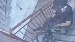 KAMERE SNIMILE PLJAČKAŠE U BLOKOVIMA Samo su ih odneli, a kamere sve snimile! Ko ih nađe, nagrada 500 evra!