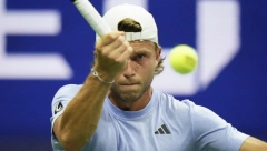 OBRADOVAO SE KAO MALO DETE Ovako je Francuz reagovao kada je napokon dobio gem protiv Novaka (VIDEO)