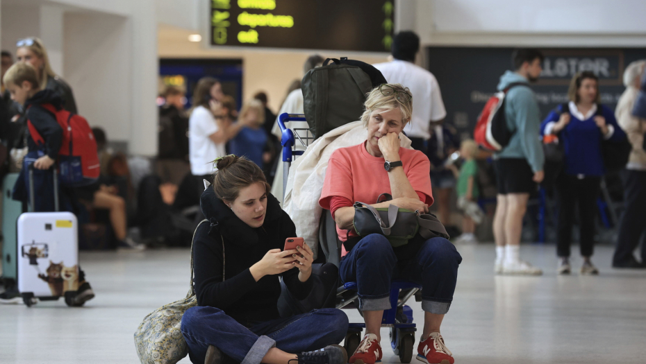 HILJADE LJUDI ZAGLAVLJENO NA TERMINALIMA Masovna kašnjenja i otkazani letovi, britanski sistem je u rasulu