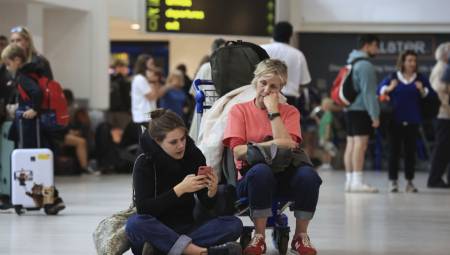 "BRITANIJA JE NA IVICI REVOLUCIJE" Alarmi na ostrvu: Mladi su izgubili živce