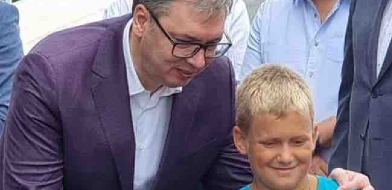 DEČAK DOTRČAO DO VUČIĆA U PETROVCU NA MLAVI Predsednik Srbije prekinuo obraćanje da bi mu ispunio želju (FOTO)