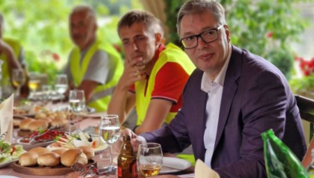 "PRVO, I POSLEDNJE ZA DANAS" Vučić domaćinski, seo sa radnicima u Petrovcu na Mlavi, pa otrorili po pivo (FOTO)