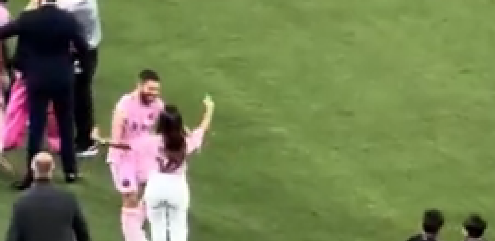 NA IVICI TOTALNOGA HAOSA Antonela krenula da poljubi drugog muškarca, mislila da je Mesi!? (VIDEO)