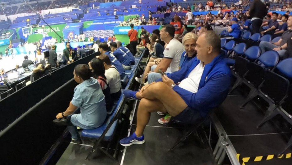 DOK "ORLOVI" ČEKAJU MEČ, FAMILIJE POLAKO PRISTIŽU Zanimljivosti iz Manile: Obezbeđenje uklonilo zastavu srpskih navijača, skupe karte za utakmice... (FOTO)