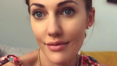 "LEPOTA JE NEPROLAZNA" Čuvena Hurem podelila fotografije iz detinjstva, svi komentarišu da se ne menja