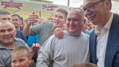 "ŽAO MI JE ŠTO STE MORALI DA ČEKATE 50 GODINA DA BISTE IMALI PRISTOJAN PUT" Predsednik Vučić u Velikim Radincima ( VIDEO)