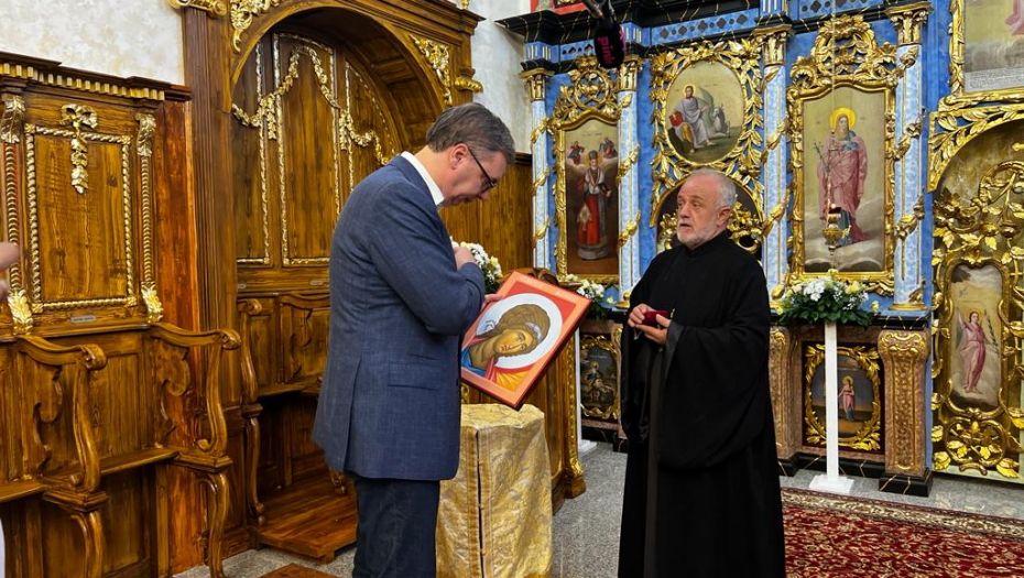 VUČIĆ JE OD SVEŠTENIKA IZ VELIKIH RADINACA DOBIO IKONU To nije bio jedini poklon, ali su svi gledali u ovaj njegov potez