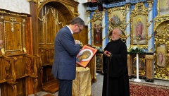 VUČIĆ JE OD SVEŠTENIKA IZ VELIKIH RADINACA DOBIO IKONU To nije bio jedini poklon, ali su svi gledali u ovaj njegov potez