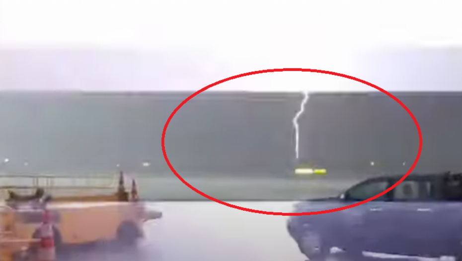 SNIMLJEN JEZIV TRENUTAK KAD JE GROM UDARIO NA AERODROM U DALMACIJI Avioni nisu mogli da slete zbog nevremena
