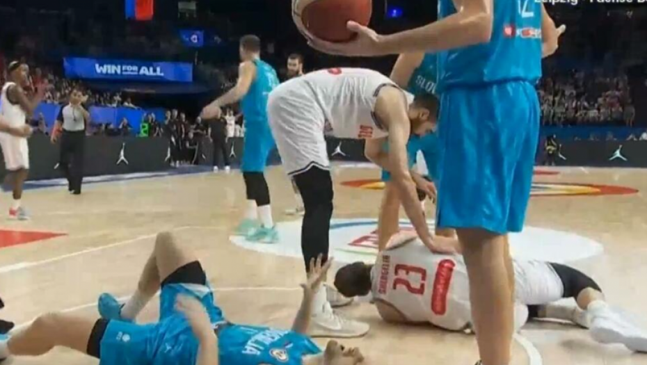 PRAVA DRAMA NA MUNDOBASKETU Sudario se sa miljenikom "delija", pa ostao da leži na parketu, supruga odmah pritrčala u pomoć (VIDEO)