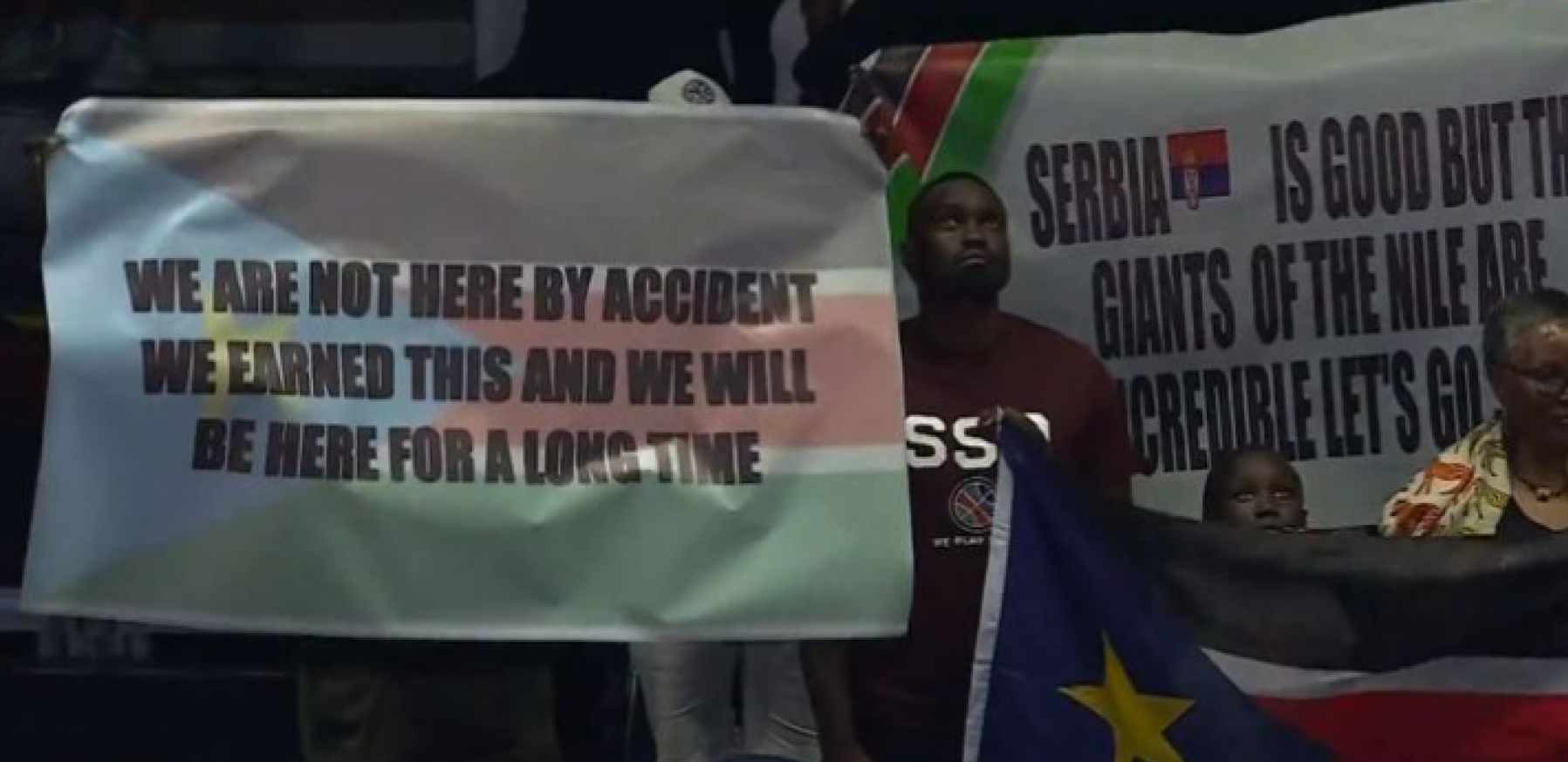 URNEBESAN TRANSPARENT JUŽNOG SUDANA SA ZASTAVOM SRBIJE Navijači iz Afrike zapretili "Orlovima" i najavili senzaciju na Mundobasketu (FOTO)
