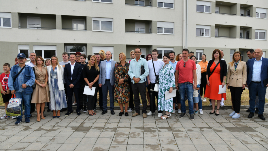 GRADONAČELNIK ĐURIĆ URUČIO 25 KLjUČEVA STANARIMA Ovo je veliki vid stambene podrške našim Novosađanima (FOTO)