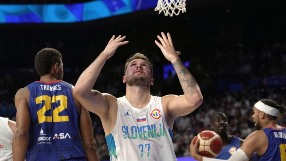 SLOVENCI SE MUČILI, ALI NA KRAJU OVERILI PRVO MESTO Dončić ponovo predvodio "zmajčeke"