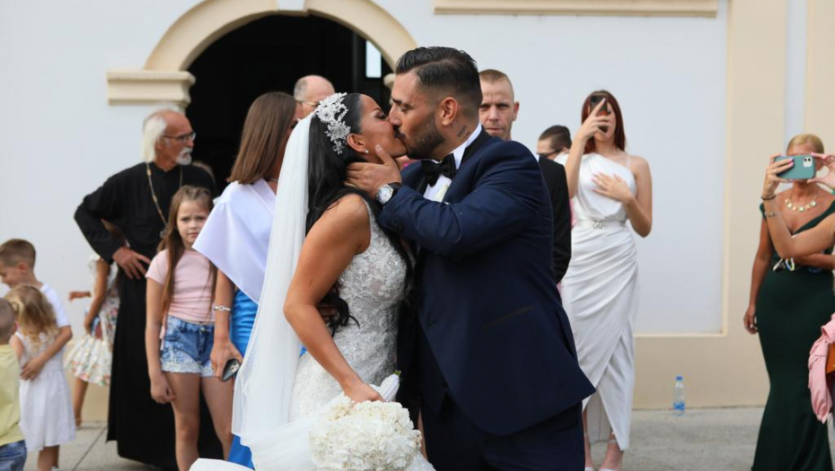 DARKO LAZIĆ STAO NA LUDI KAMEN! Crkveno venčanje se završilo, mladence dočekao aplaz