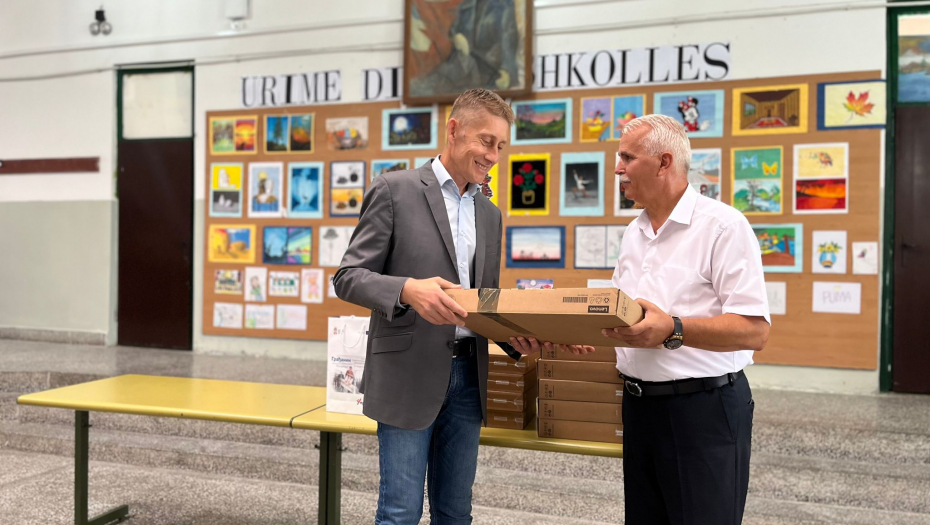Martinović u Preševu đacima uoči početka školske godine dao pribor i laptopove