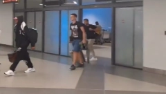 DELIJE U TRANSU Poznato lice viđeno na aerodromu u Beogradu (VIDEO)