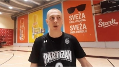 SMAJLI U SVOM STILU Pogledajte šta je uradio košarkaš Partizana sudijama pre početka utakmice, scena koja je nasmejala sve (VIDEO)