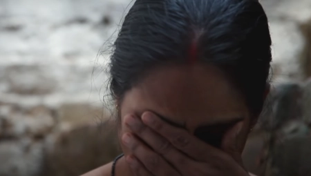 STUDENTKINJU BRUTALNO SILOVALO 6 MLADIĆA U AUTOBUSU Pretukli njenog prijatelja pa se iživljavali na njoj