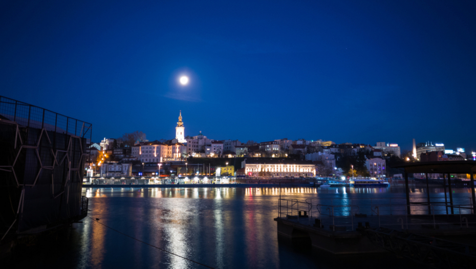 PLAVI SUPERMESEC VEČERAS NAD BEOGRADOM Izašao je baš sada, ne propustite ovu retku pojavu