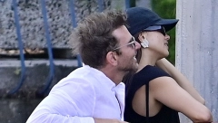 IRINA ŠAJK I BREDLI KUPER BLISKI KAO NEKAD Zajedno uslikani u Veneciji, pridružila im se i ćerka