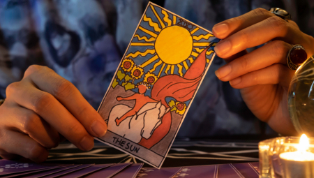 MESEČNO ČITANJE TAROT KARTE SVAKOG HOROSKOPSKOG ZNAKA ZA JUN Lavu kosmički poklon, Jarac na raskrsnici...