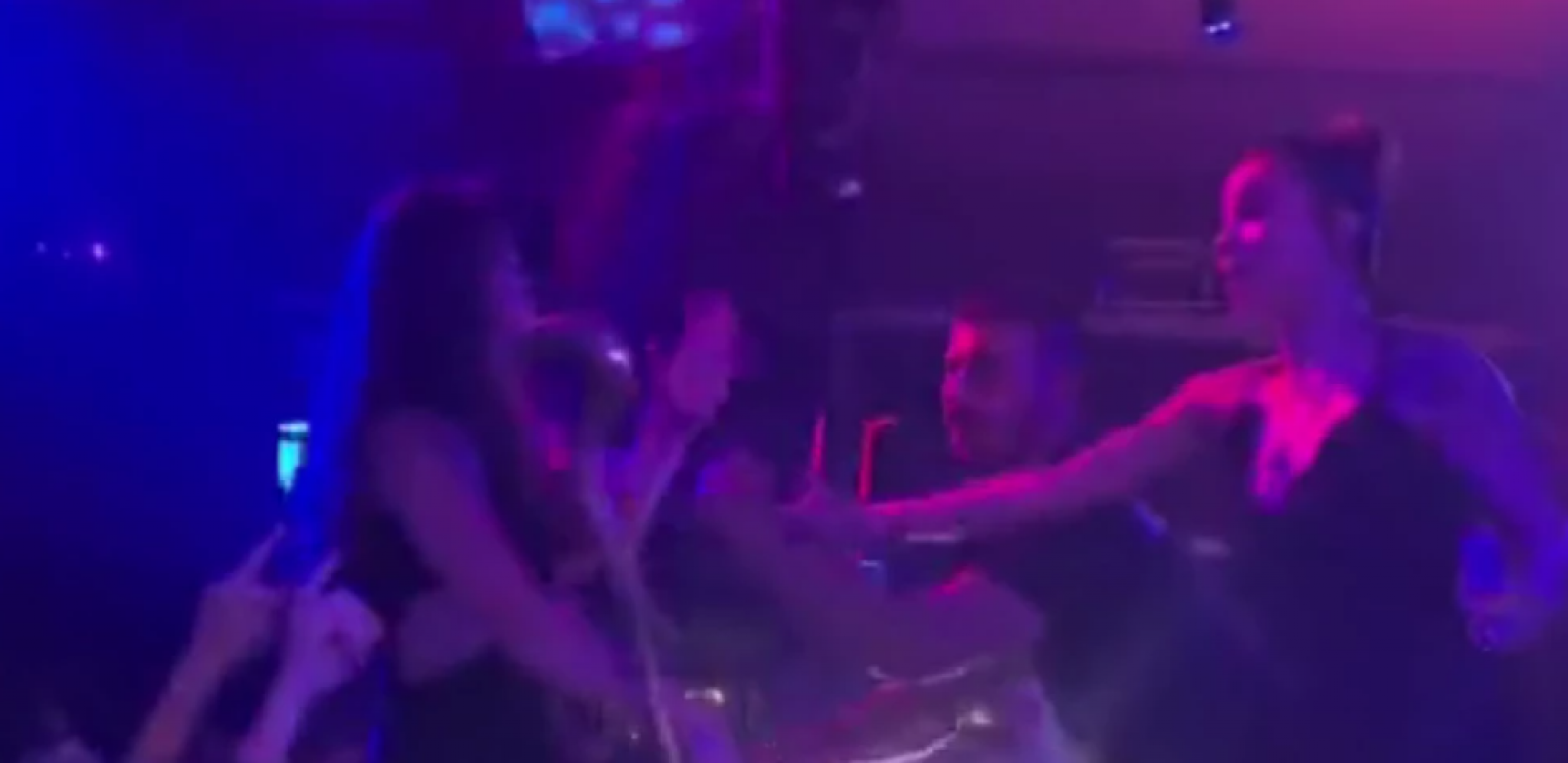 SKANDALOZNI SNIMAK SA NASTUPA Obezbeđenje uletelo na binu, Breskvica gurnula devojku iz publike? (VIDEO)