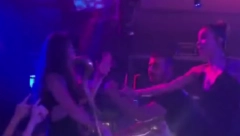 SKANDALOZNI SNIMAK SA NASTUPA Obezbeđenje uletelo na binu, Breskvica gurnula devojku iz publike? (VIDEO)
