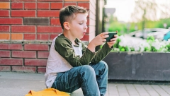 KAZNE ZA UČENIKE, ALI I ZA NASTAVNIKE! Sve više škola zabranjuje mobilne, poslednja u Gornjem Milanovcu