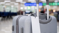 TAMO IMA MNOGO LUDAKA Stjuardesa objasnila zašto obavezno morate da okrenete oznaku na koferu na drugu stranu (VIDEO)