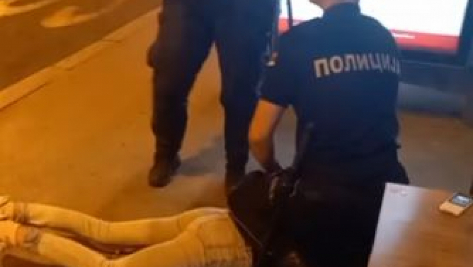 PIJANA NAPADALA LJUDE NA ULICI Devojka uhapšena na Zelenom vencu, policajci je jedva savladali (VIDEO)