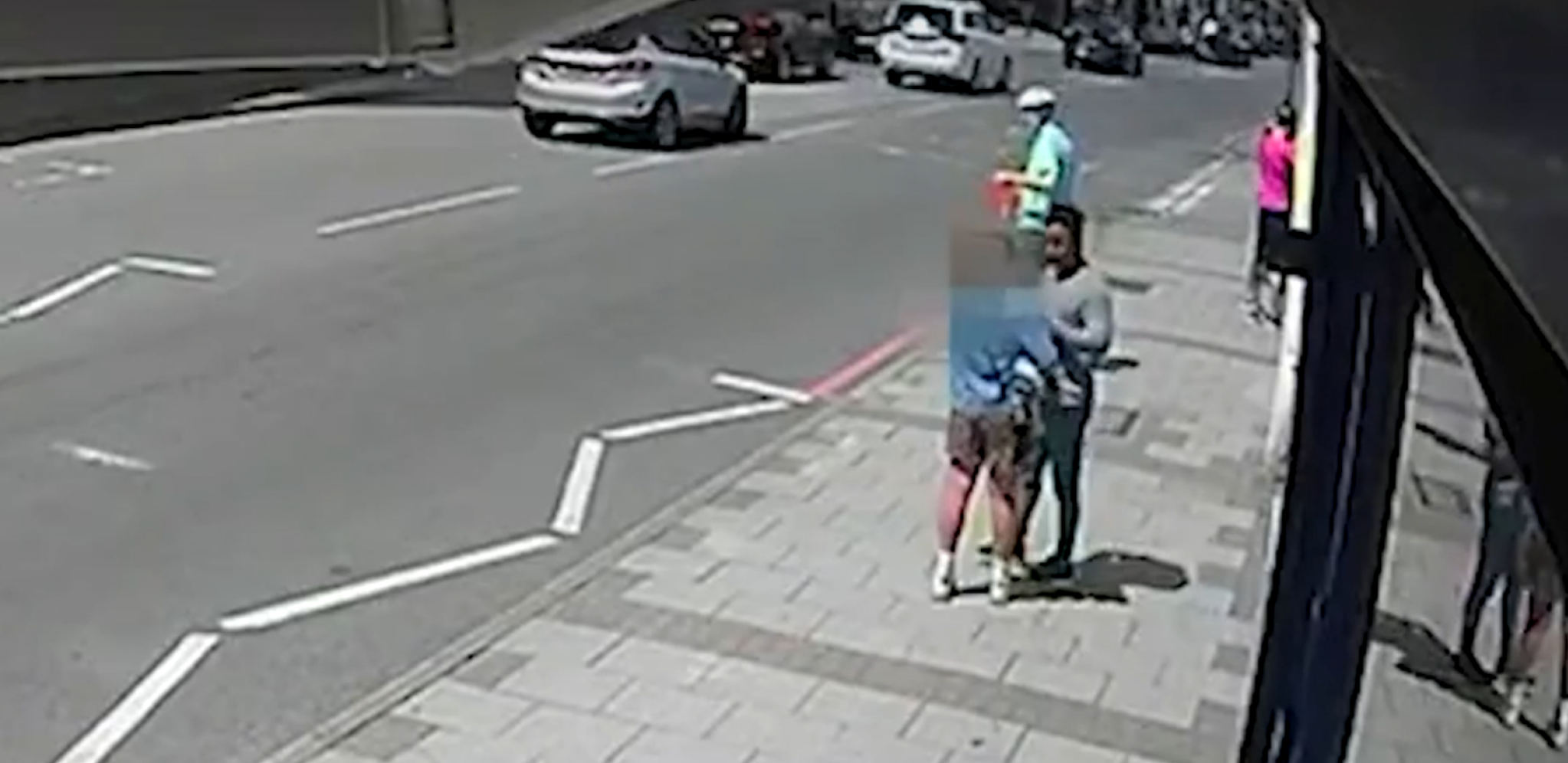 KAMERA ZABELEŽILA JEZIV POKUŠAJ OTMICE DETETA Slučajna prolaznica sprečila užas u Londonu u poslednji čas (VIDEO)