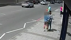 KAMERA ZABELEŽILA JEZIV POKUŠAJ OTMICE DETETA Slučajna prolaznica sprečila užas u Londonu u poslednji čas (VIDEO)