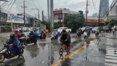 MANILA POPLAVLJENA Škole i državne ustanove ne rade (FOTO)