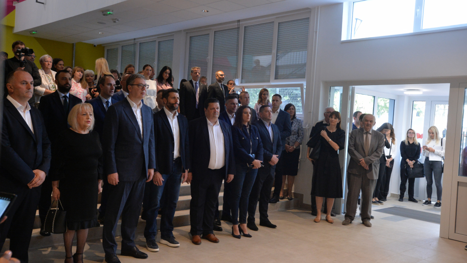 U NOVE POBEDE Prvi dan nove školske godine, predsednik Srbije obišao renoviranu zgradu škole u Batajnici (VIDEO)