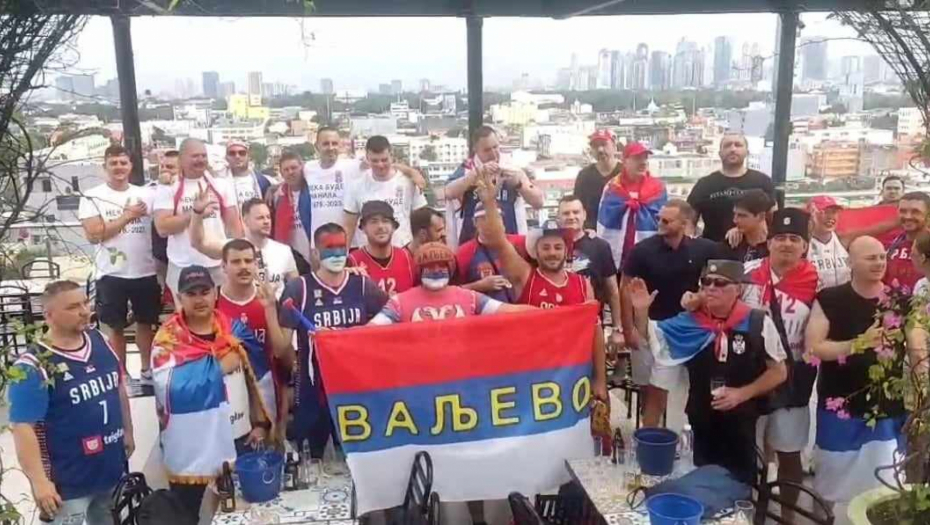 NAPRED "ORLOVI" Navijači Srbije u Manili uz "Bože pravde" čekaju važan meč sa Italijom na Mundobasketu (VIDEO)