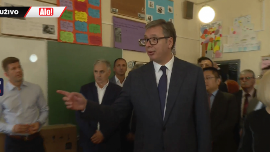 LEPO IZNENAĐENJE ZA VUČIĆA U LOVĆENCU Predsednik dobio poseban poklon od jedne učenice (FOTO)