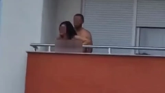 USRED DANA RAZMENJUJU STRASTI NA TERASI U jednom trenutku "situacija" se zahuktala, pa...